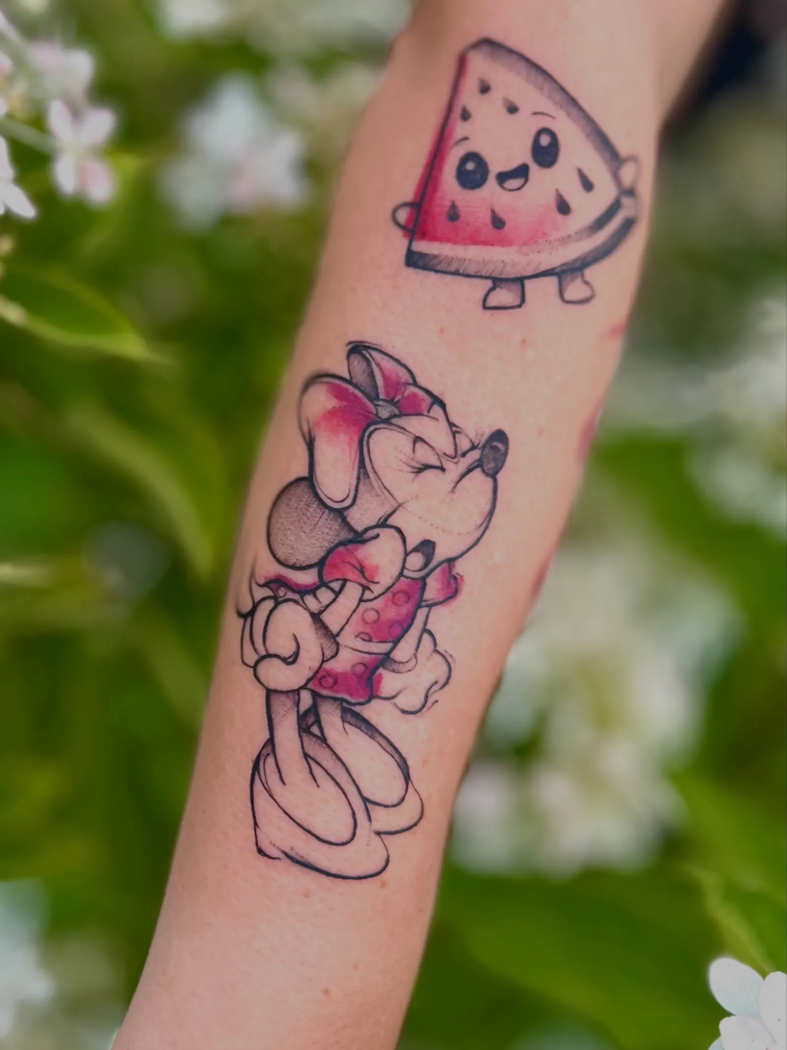 Uśmiechnięty arbuz i Minnie na przedramieniu